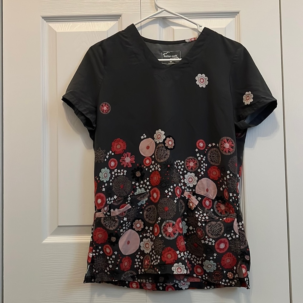 uniform advantage scrub top